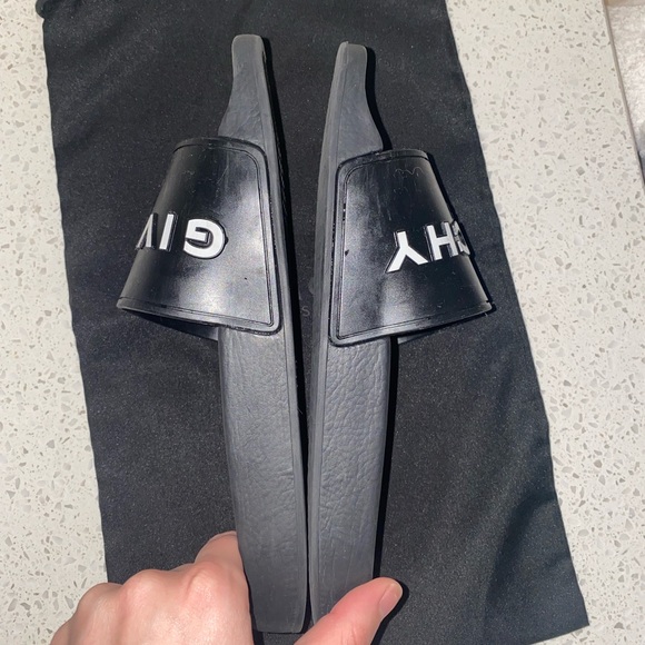 AUTHENTIC GIVENCHY POOL LOGO SLIDES - BLACK 🖤 - Picture 5 of 5